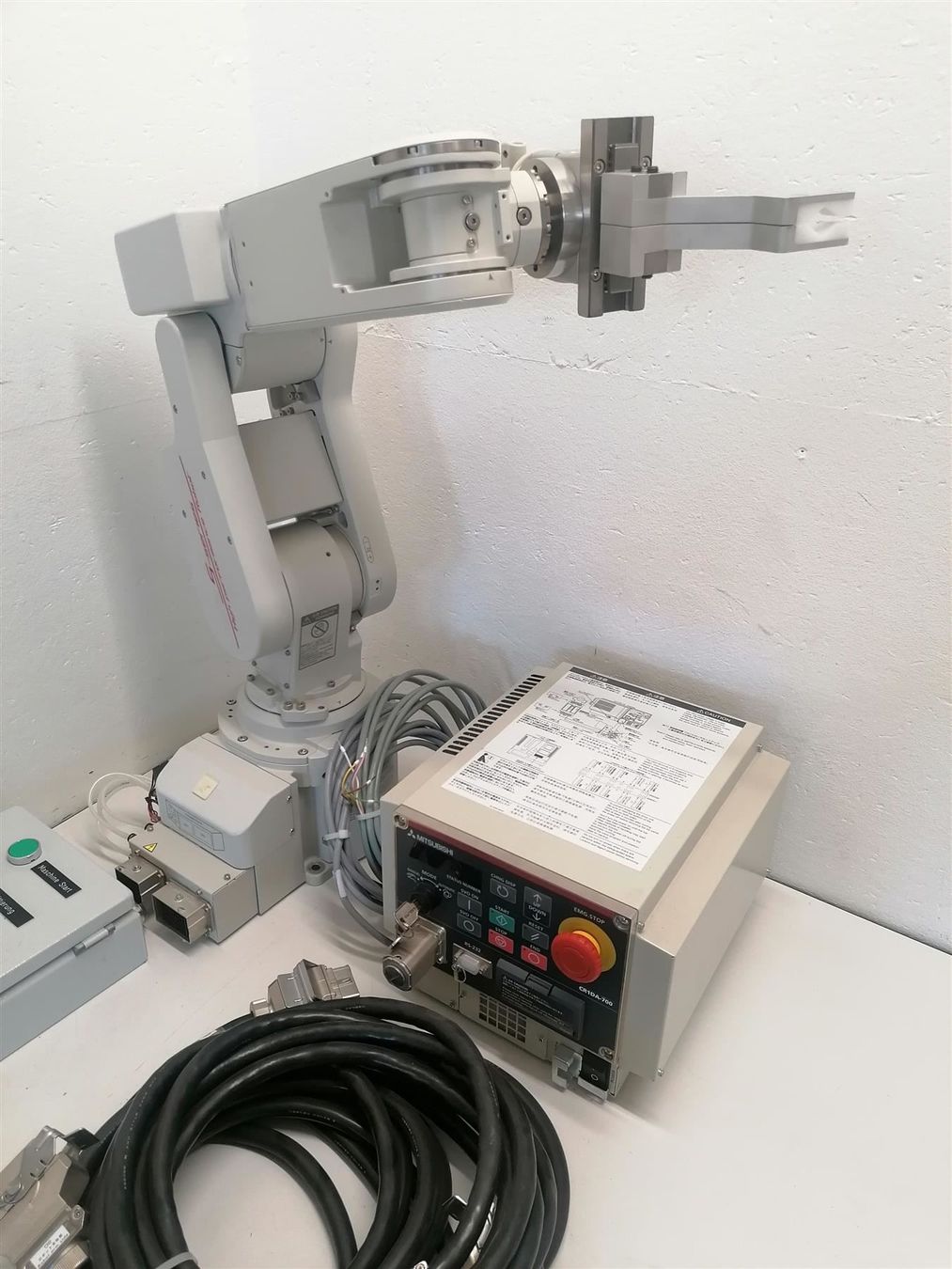 Tutte le macchine: Roboter- Mitsubishi RV-2SDB-S15 komplett – Usato da Niederdorf venduto da LeptonAG_Labor 2