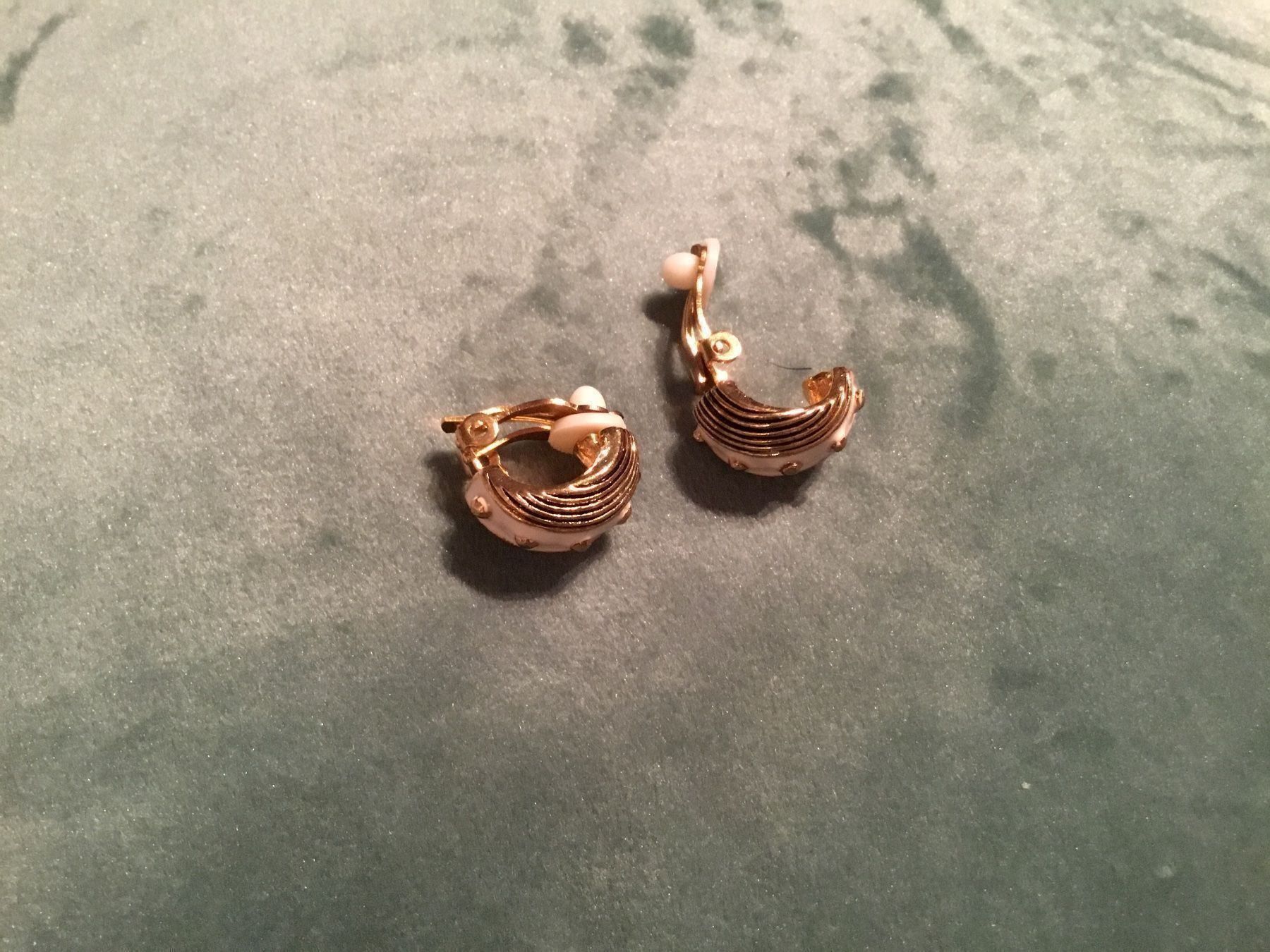 Orecchini pendenti & Orecchini a lobo: Clips d’oreilles bicolore doré et blanc – Nuovo e nell'imballaggio originale da Le Landeron venduto da nic_8hd5 2