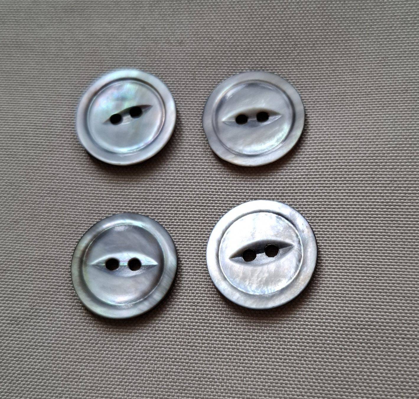 Bottoni: 4er Set Perlmutt-Knöpfe 19 mm. – Usato da Dietikon venduto da Hirschkopf 5