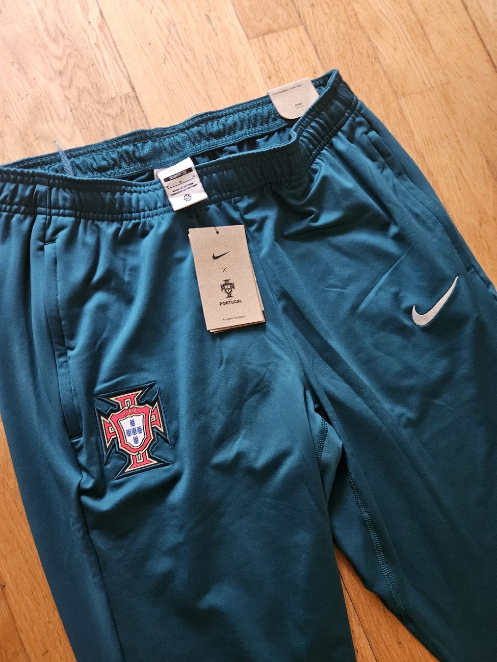Nike Maillots de corps & Pantalons: Nike Portugal Gr.M – Neuf avec emballage d'origine à Emmenbrücke par TopGato 1