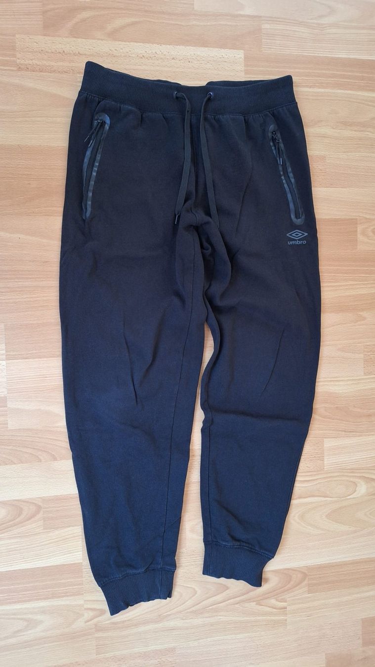Pantalons: 2x Pantalon jogging UMBRO Taille L – D'occasion à Bôle par Bestdeal