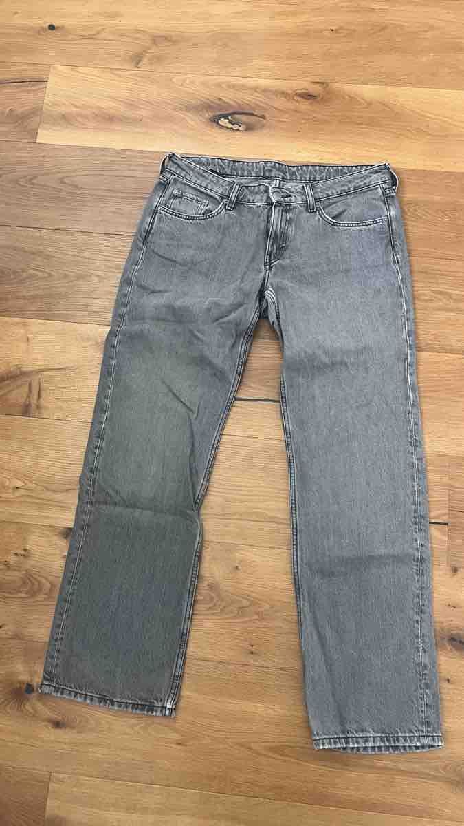 Jeans: Weekday Arrow Jeans 30/32 grau – Gebraucht aus Geroldswil von neva.yael