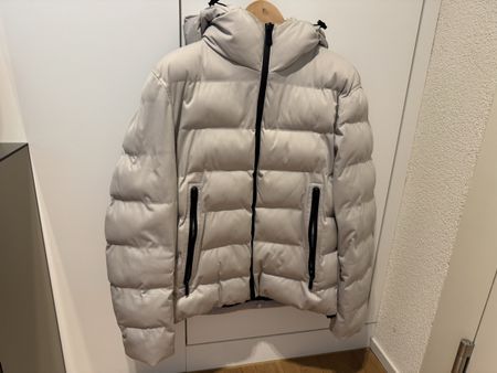 Zara Winterjacke, helle Farbe, Grösse M - ideal für Winter!