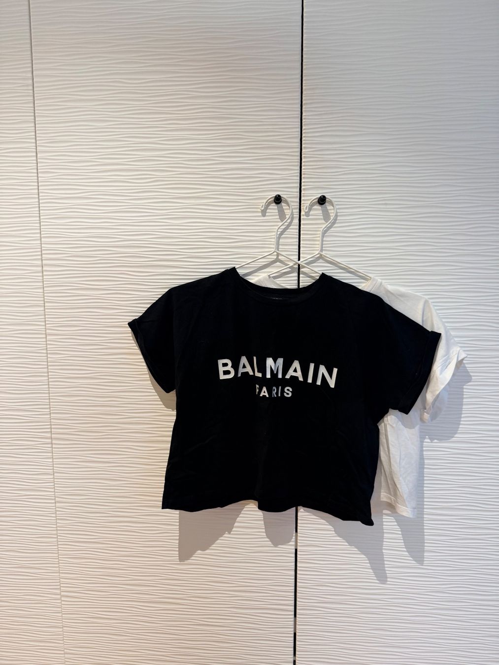 Balmain Vestiti: 100% ORIGINAL BALMAIN CROPPED T-SHIRTS x 2 – Usato da Küssnacht am Rigi venduto da Grittibaenz 4