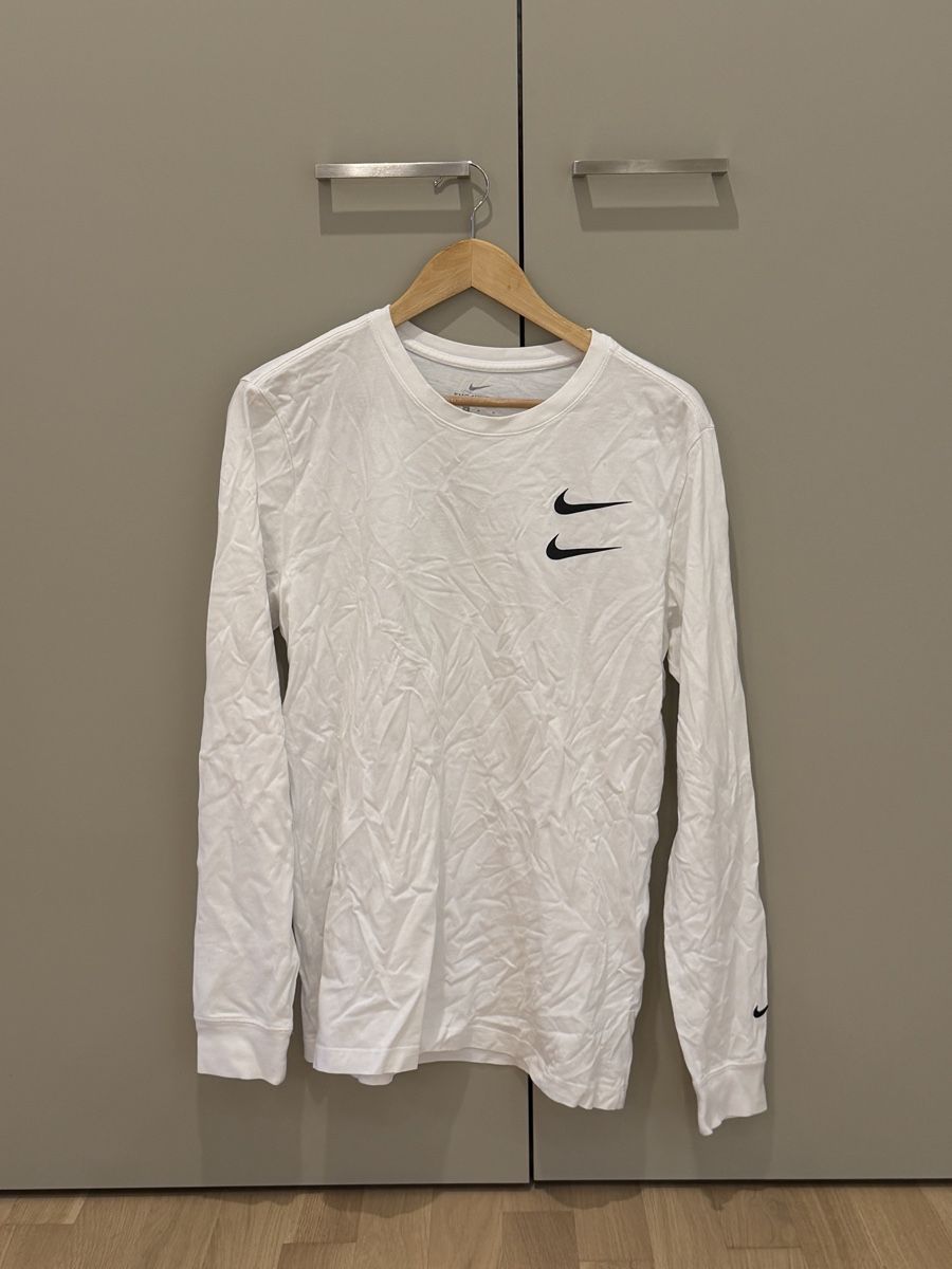 Nike T-shirt: Nike Double Swoosh Long Sleeve Tee - Perfect Condition! – Usato da Schaffhausen venduto da die_kb5d 1