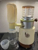 Elsässer Getreidemühle Typ F50 mit Behälter und Messbecher