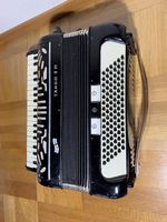 Hohner Tango II M Akkordeon, 96 Bass, mit Koffer und Gurten