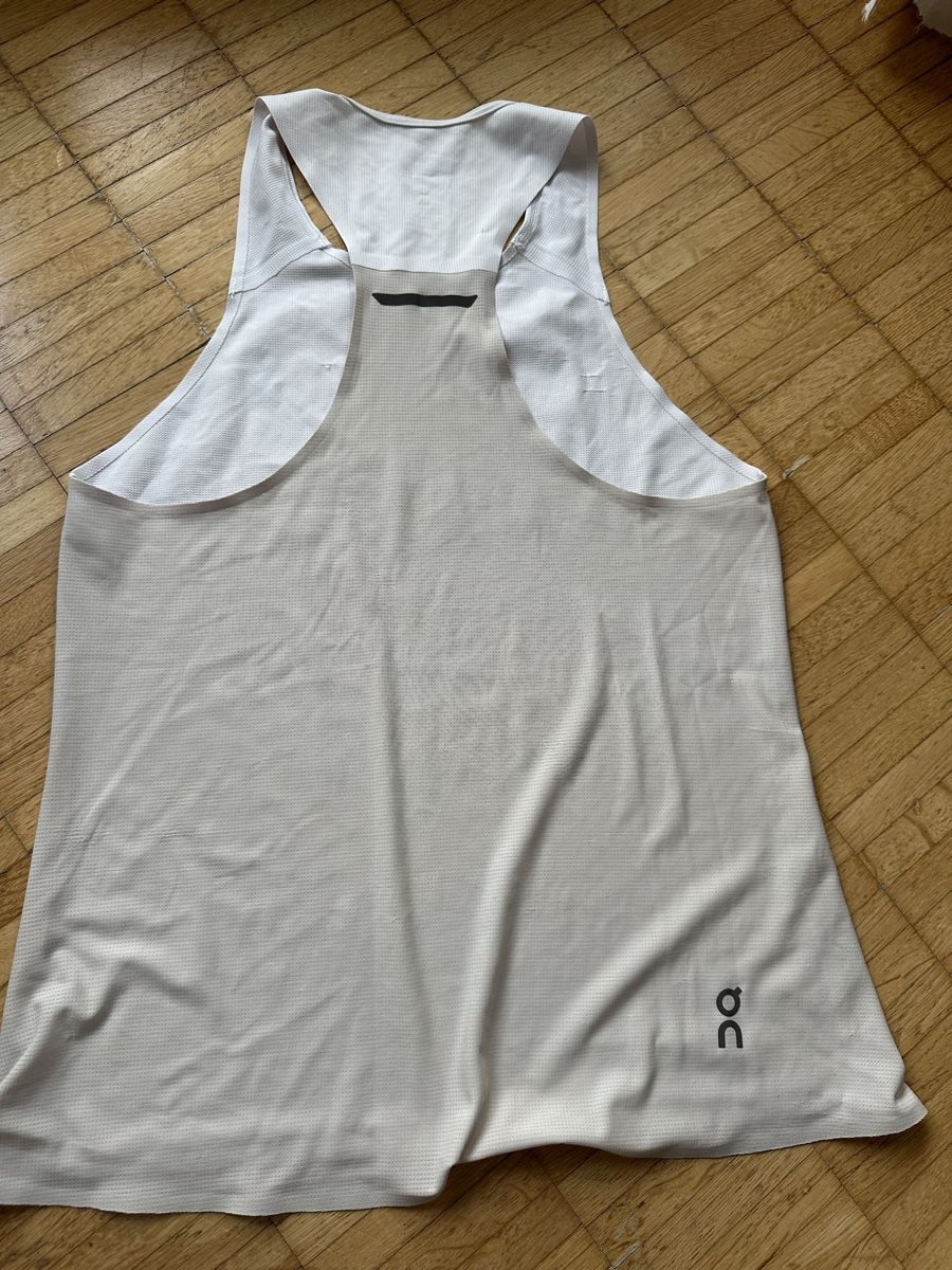 Top: ON tank top white – Usato da Zug venduto da abe_6llp 2