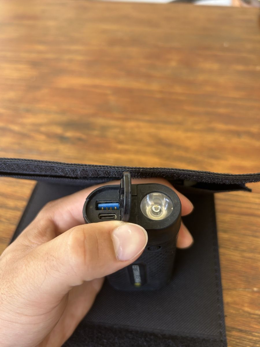 Accus: Powerbank mit Solarpowerladegerät – D'occasion à Mörigen par Fam_suri 2