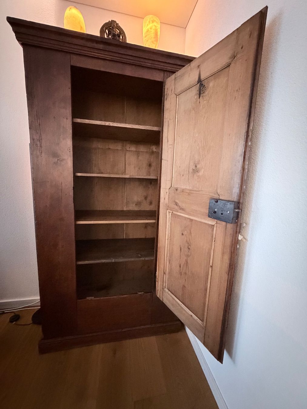 Armadi: Antiker Schrank aus Holz mit Geheimfach – Usato da Emmetten venduto da pattiko 1