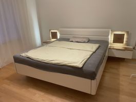 Sehr schönes Doppelbett mit Nachttisch 180x200