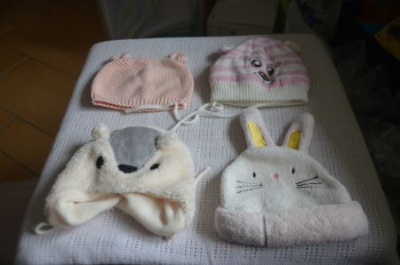 TAILLE 62-68 - 4 BABY MUTZE - (Z)