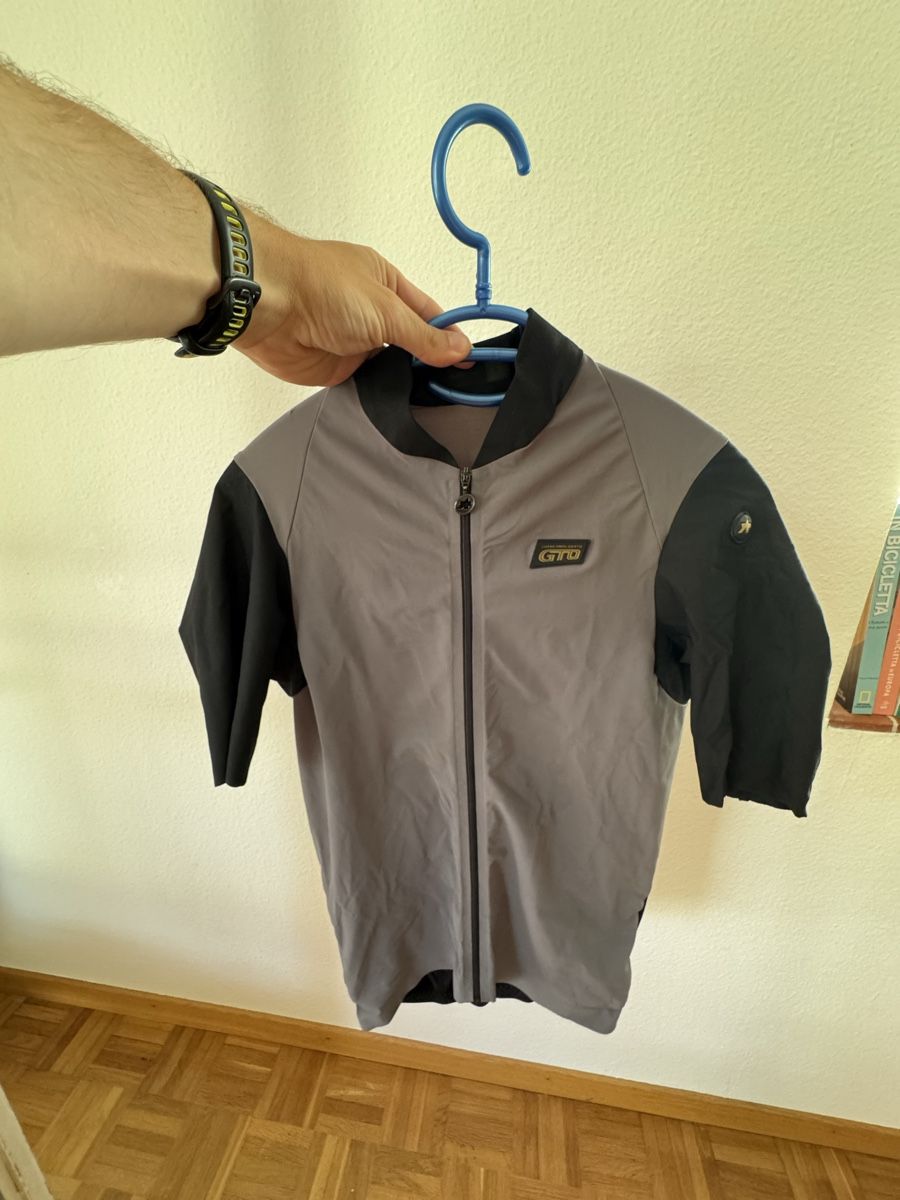 Assos Leibchen & Hosen: Assos Jersey MILLE GTO – Gebraucht aus Winterthur von lor_n7yp