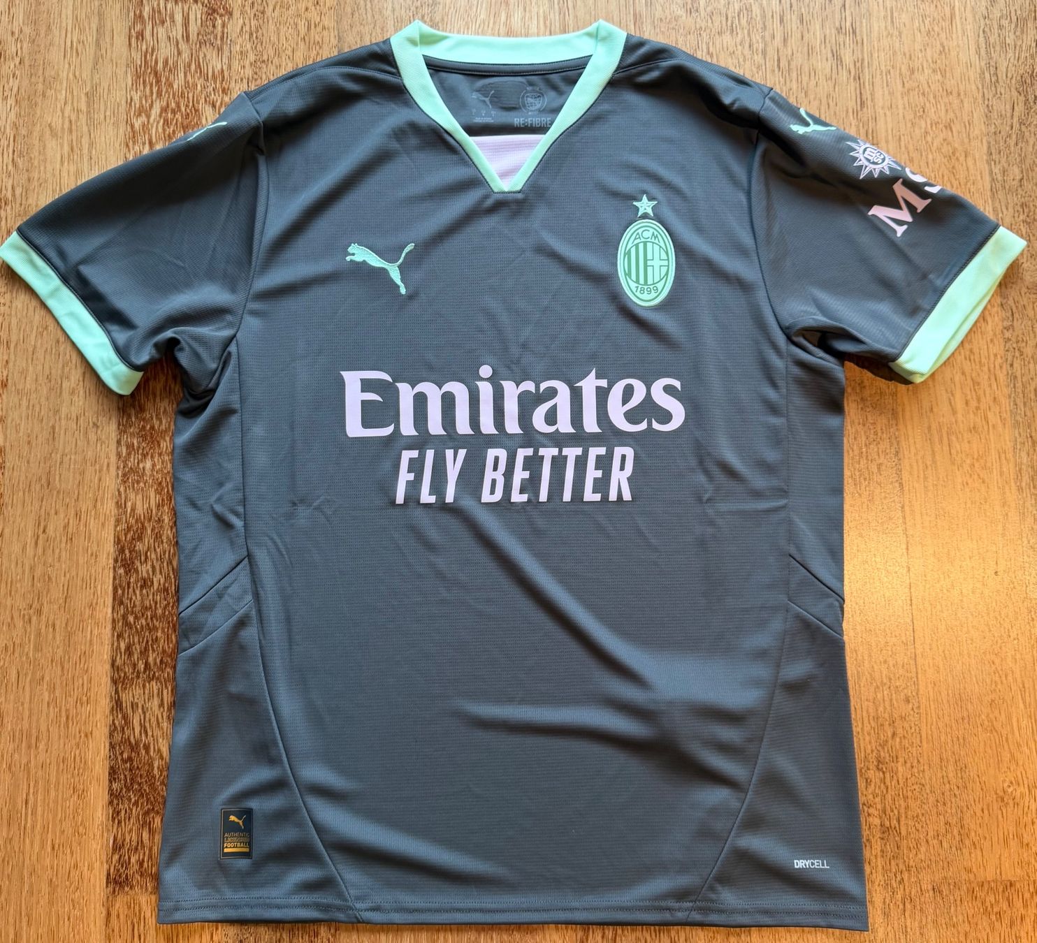 Puma Canottiere & Pantaloni: AC Milan third Shirt - Saison 2024/25 – Nuovo (secondo la descrizione) da Hermetschwil-Staffeln venduto da Beat131
