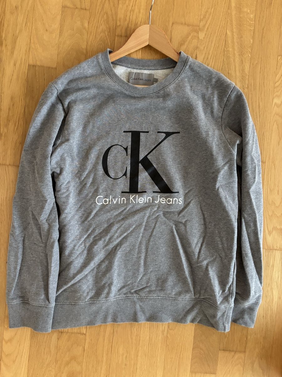 Calvin Klein Pulls & Sweat-shirts: Calvin Klein Jeans Pullover, Grau, Top Zustand, Grösse L – D'occasion à Geiss par hansruedi005