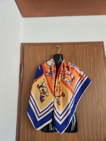 Foulard en soie feeling  imprimé motif équestre vintage 