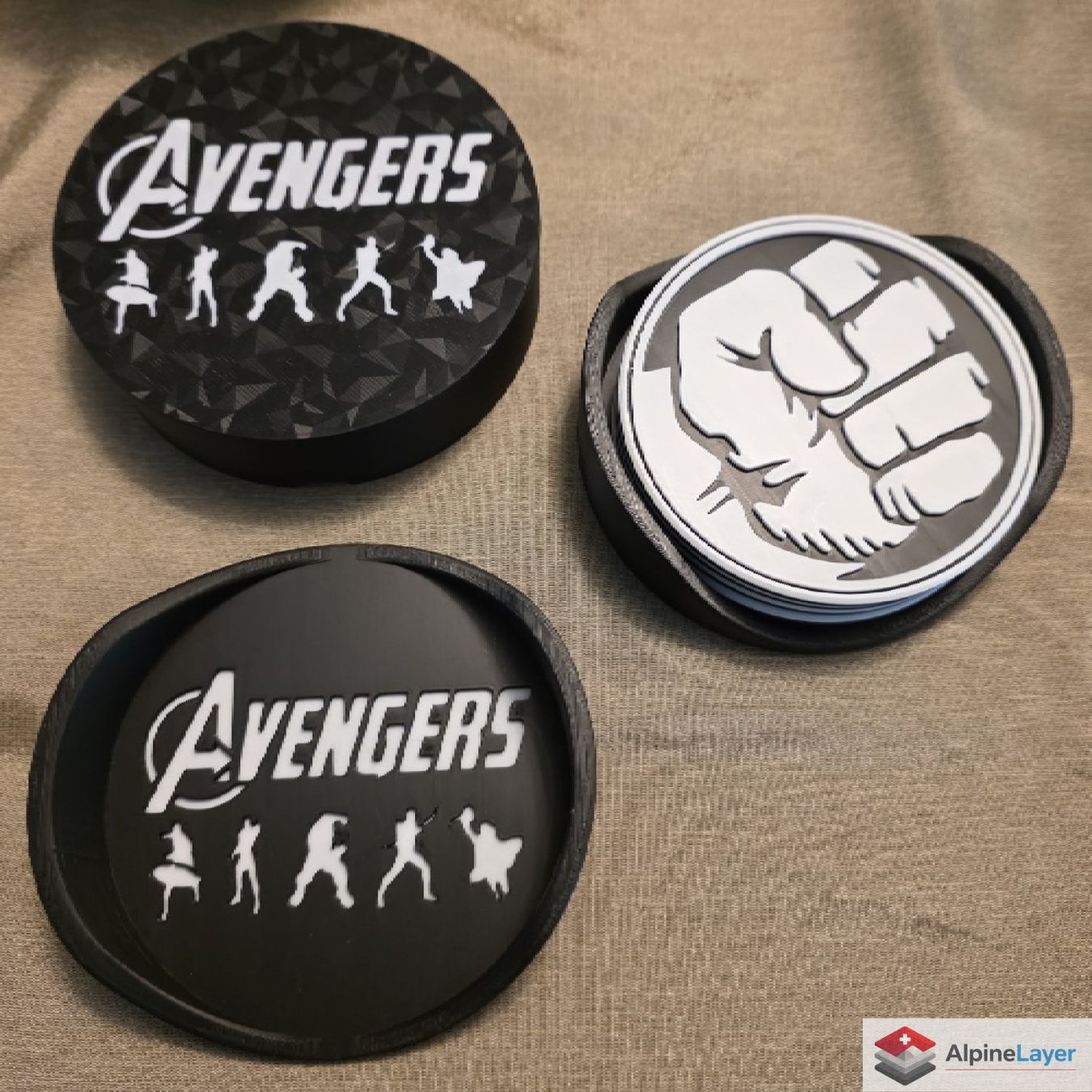 Sottobicchieri: Marvel Avengers Premium Coaster Set with Holder 3D Printed – Nuovo (secondo la descrizione) da Losone venduto da AlpineLayer 1