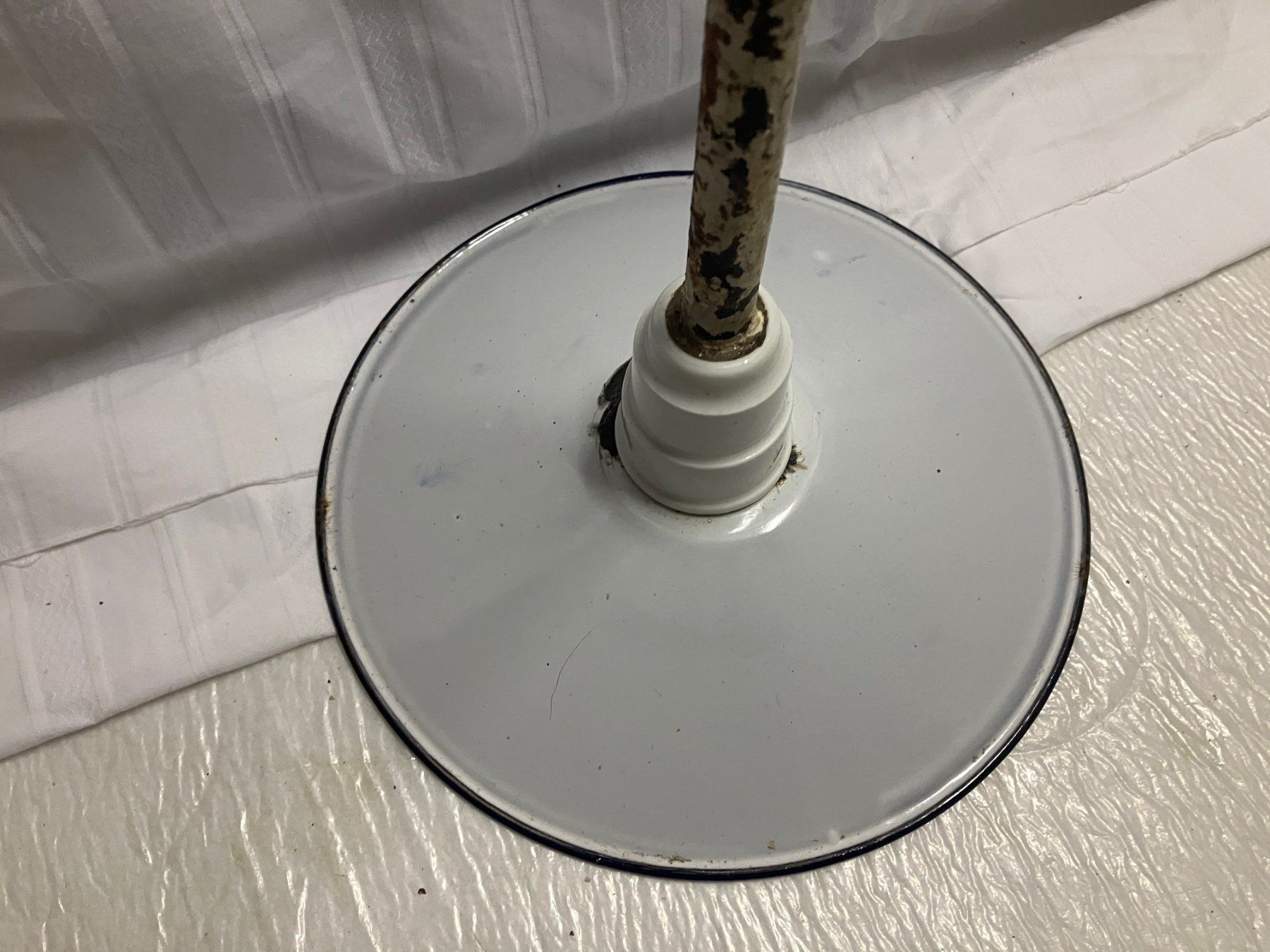 Lampen: Alte Email Lampe mit Hängestab – Gebraucht aus Zürich von Uringo 3