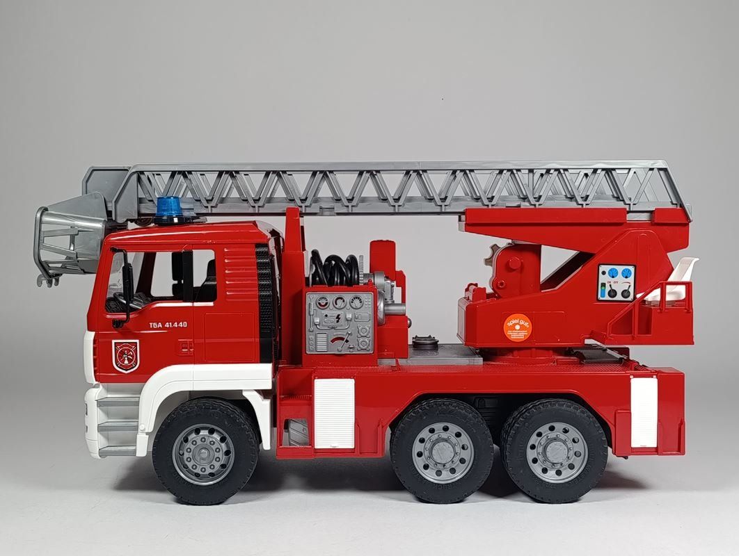 Camion De Pompier BRUDER – SCANIA Super 560R Avec Grande Échelle – Échelle 1/16 – Neuf