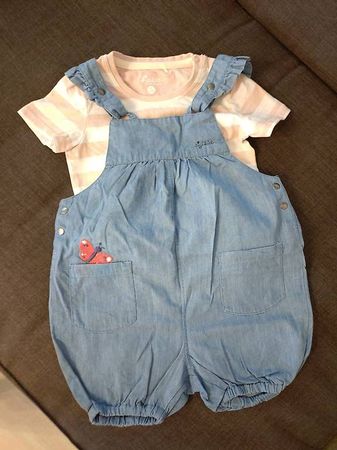 Kurze Latzhose mit T-shirt
