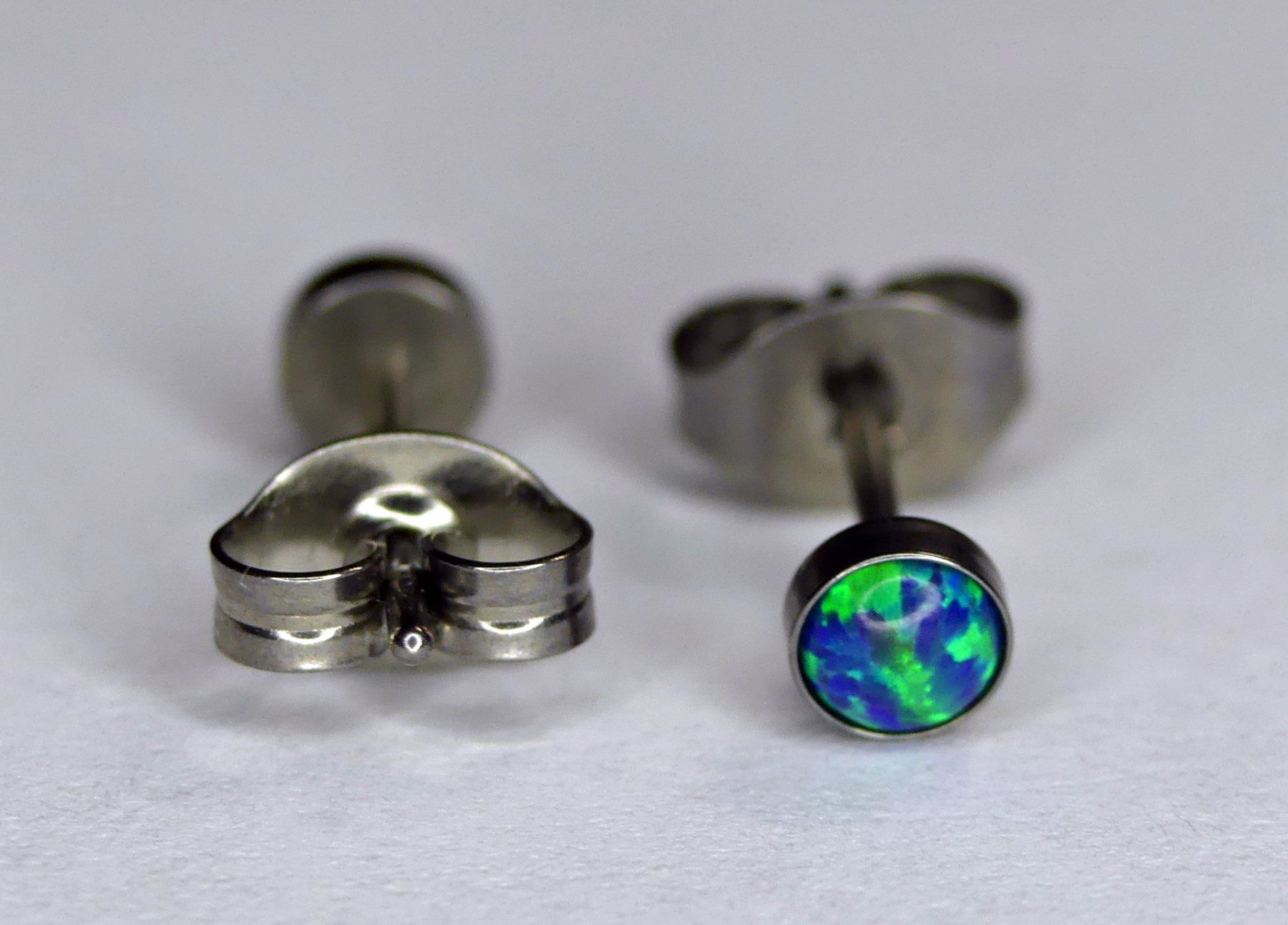 Orecchini pendenti & Orecchini a lobo: Ohrsteker aus Titanium mit Opal – Nuovo e nell'imballaggio originale da Matten b. Interlaken venduto da kero71