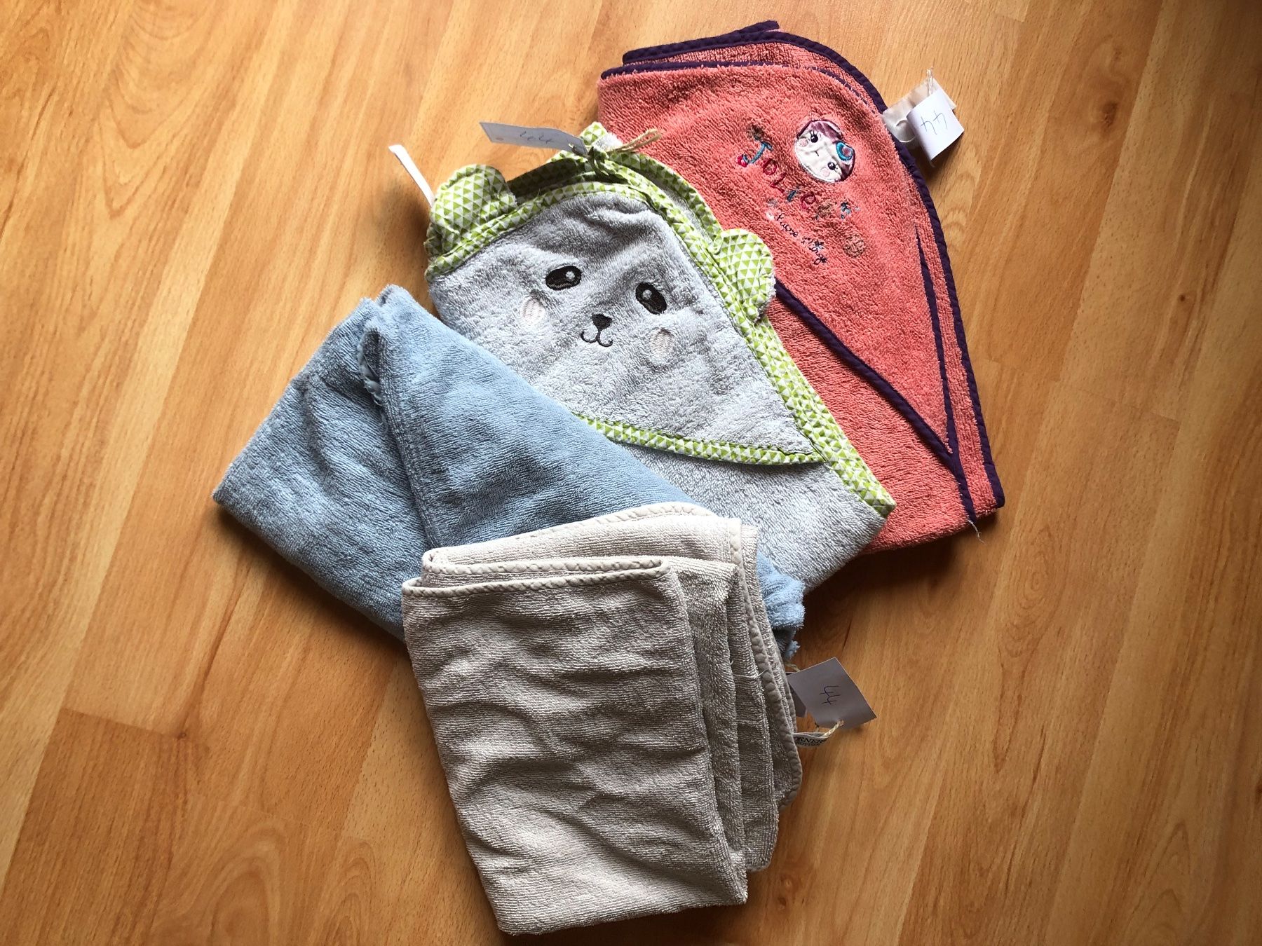 Teli da bagno: Lot de linges et capes de bain bébé – Usato da Liddes venduto da Couik
