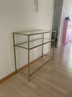 Goldfarbenes Regal mit Glasablagen