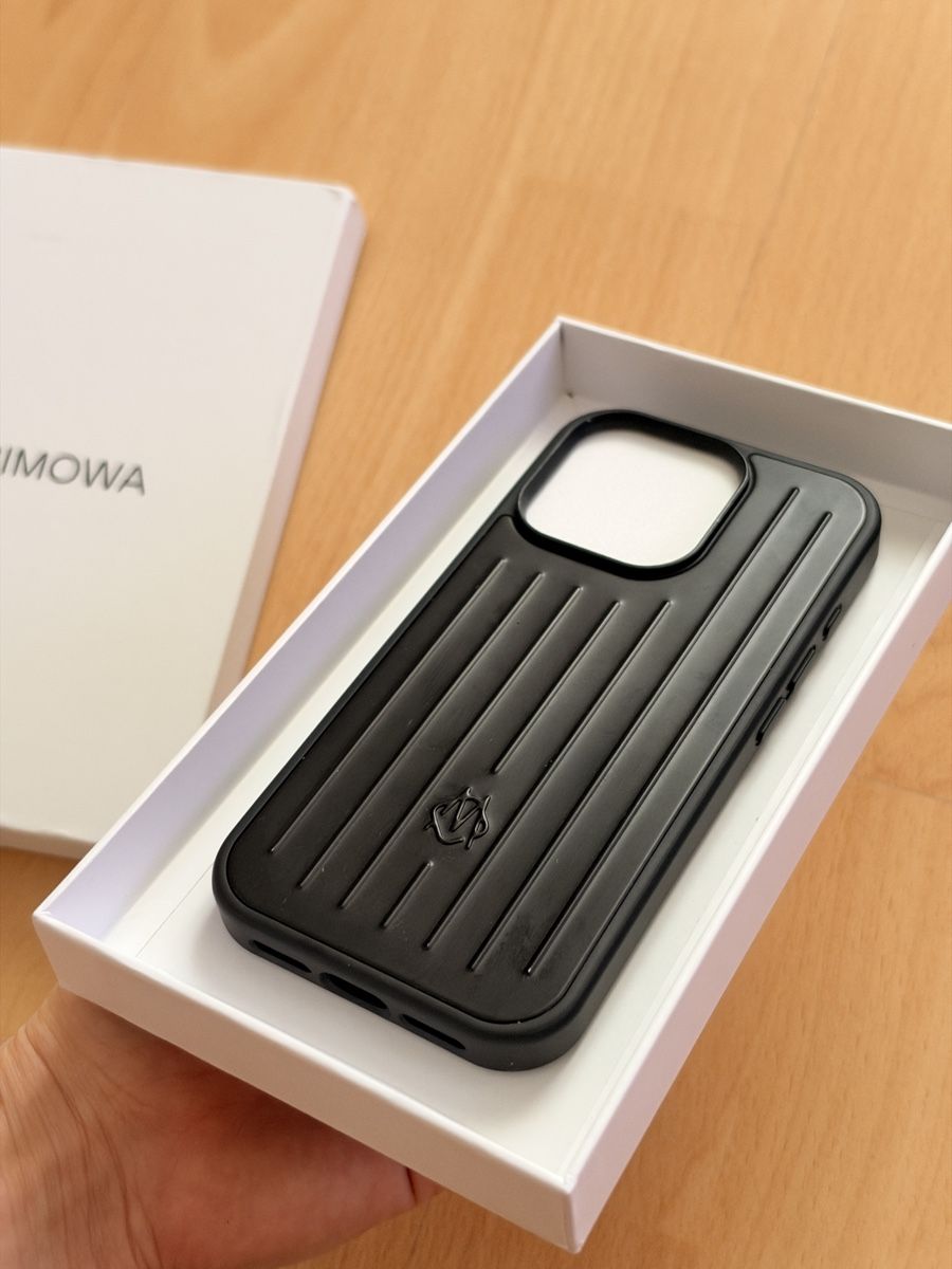 Coques & Protection écran: Black Rimowa iPhone 16 Pro cases – D'occasion à Kreuzlingen par ndo_78