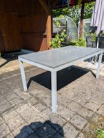 schöner Gartentisch mit Granitstein