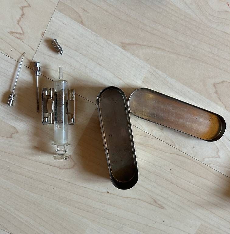 Borse: Ancienne trousse médicale en cuir et ses accessoires.  – Usato da Vouvry venduto da Vouvrisa 2