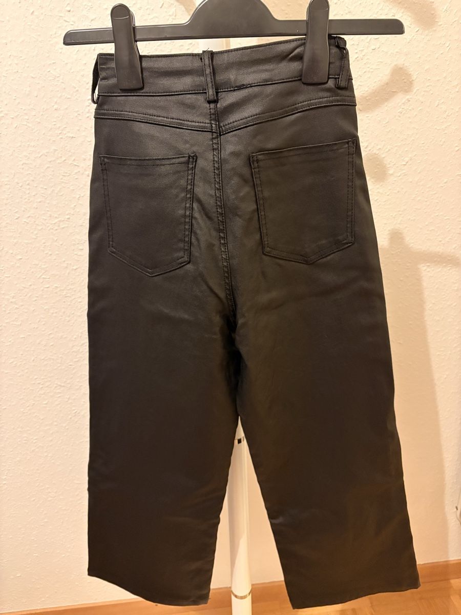Pantaloni: Pantalon noir imitation cuir  – Usato da Chêne-Bougeries venduto da bru_bs9n 3