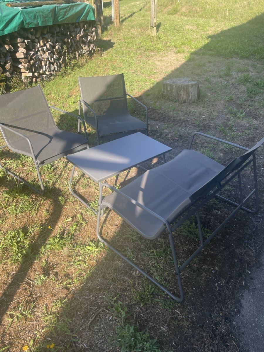 Set di tavolo e panche: Gartensitzgruppe 2 Stühle 1 Tisch dunkelgrau – Usato da Flums venduto da andybausf01