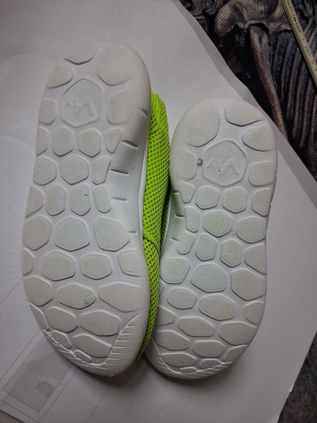 Scarpe per ragazzi: Kinder Turn-/Hallenschuhe, Gr. 31 – Usato da Weiach venduto da Musikmaengu 1