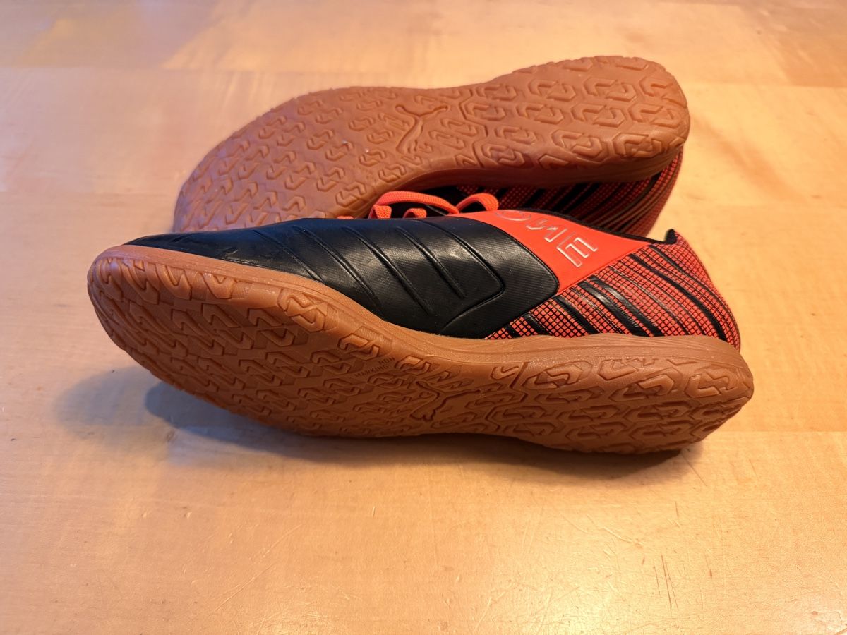 Puma Scarpe da uomo: Hallenschuhe Puma 40 orange/schwarz – Nuovo (secondo la descrizione) da Alpnach Dorf venduto da Chelsea2 1