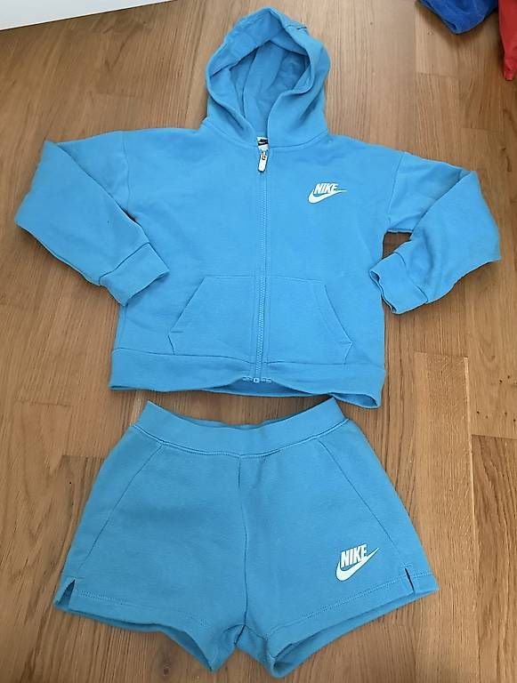 Nike Completi: Nike Jogginganzug 110 116 blau Mädchen – Usato da Küssnacht am Rigi venduto da car_9p8w