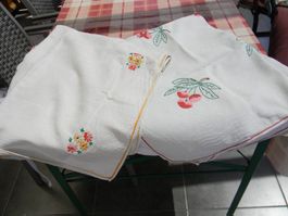 2 anciennes nappes brodées main (vers 1940)