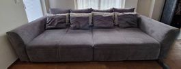 Big Sofa in grau mit Kissen