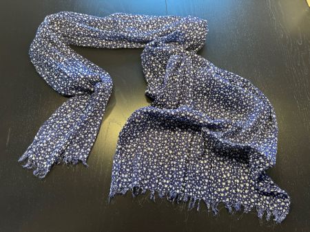 Blauer Schal mit Muster, 60 x 210cm