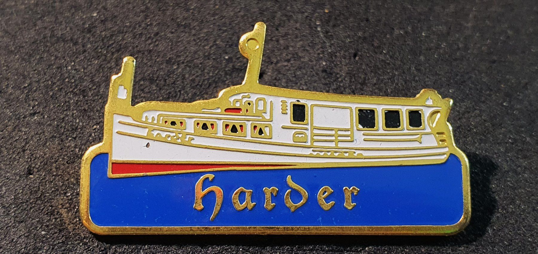 Placchette & Badge: GG574 - Pin Schiff Harder – Usato da Reinach BL venduto da Boston-Verkauf
