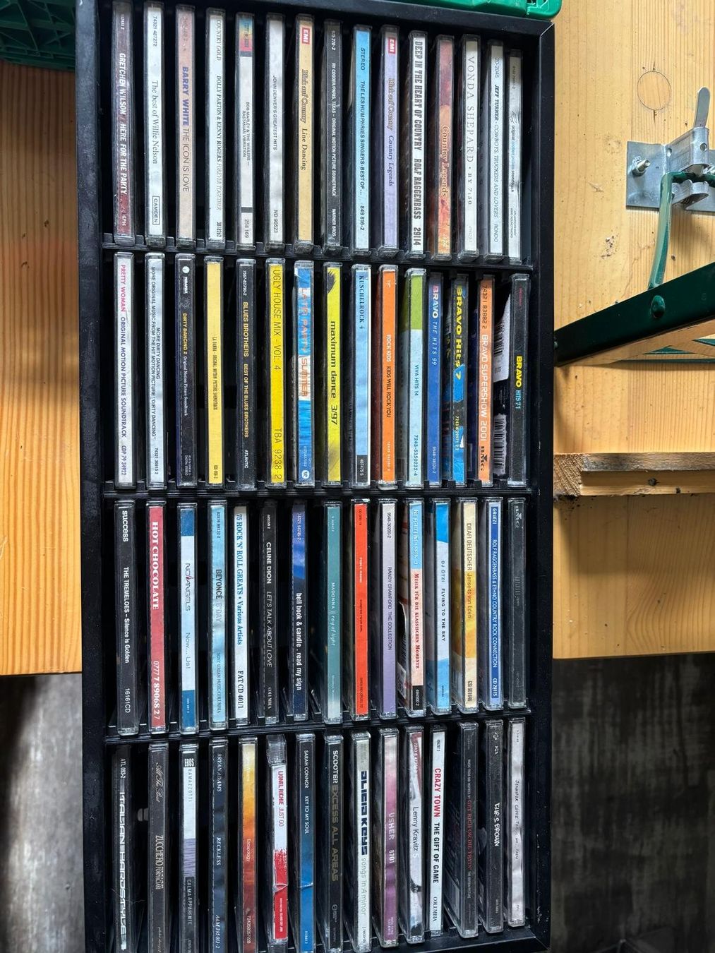 CD: CD- Ständer mit 60 CDs Country, BRAVO hits, Mix div, – Usato da Regensdorf venduto da RCM_8105Regensdorf