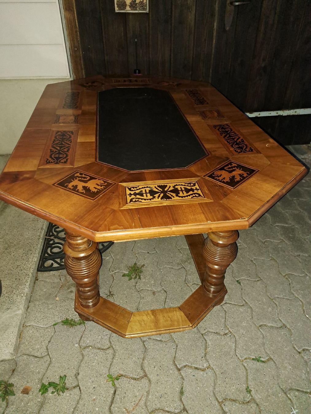 Tische: Antiker Nussbaumtisch mit Intarsien, – Gebraucht aus Kölliken von Upcycling-by-Mc-TAM