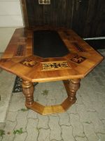 Antiker Nussbaumtisch mit Intarsien,