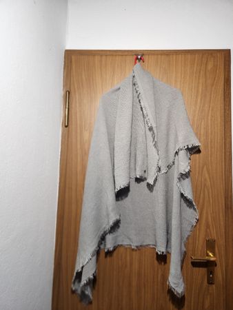 Écharpe Esprit grise, style châle matière  non spécifiée 