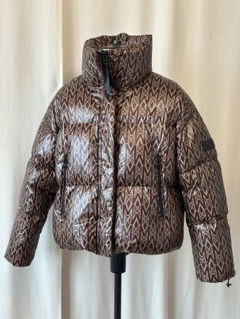 Mackage, kurze Daunenjacke mit Monogramm-Print