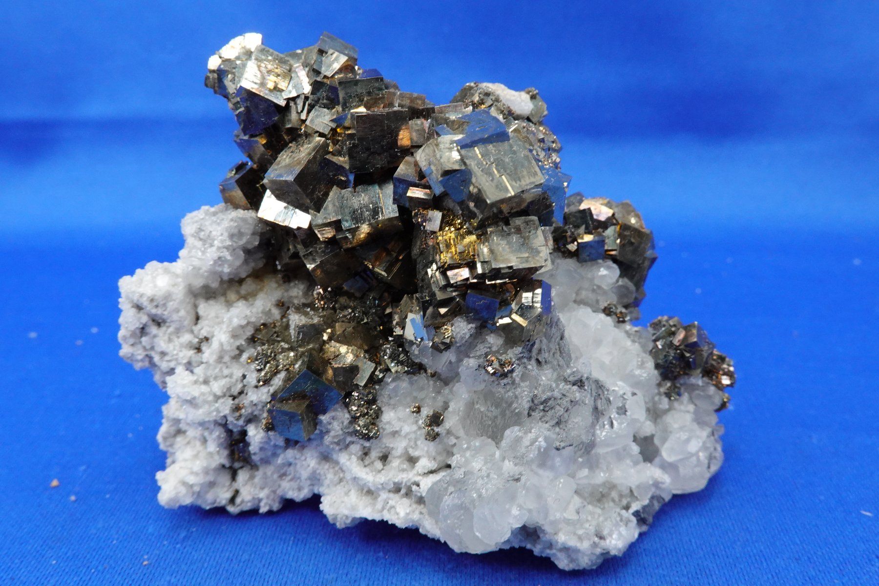 Minerali & Pietre curative: Pyrit auf Calcit (UV) – Usato da Schinznach Bad venduto da Demerald 2