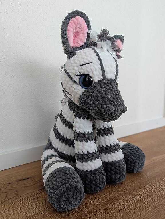 Giocattoli: Amigurumi sitzendes Zebra 32cm – Nuovo (secondo la descrizione) da Beromünster venduto da Shelly9296 1