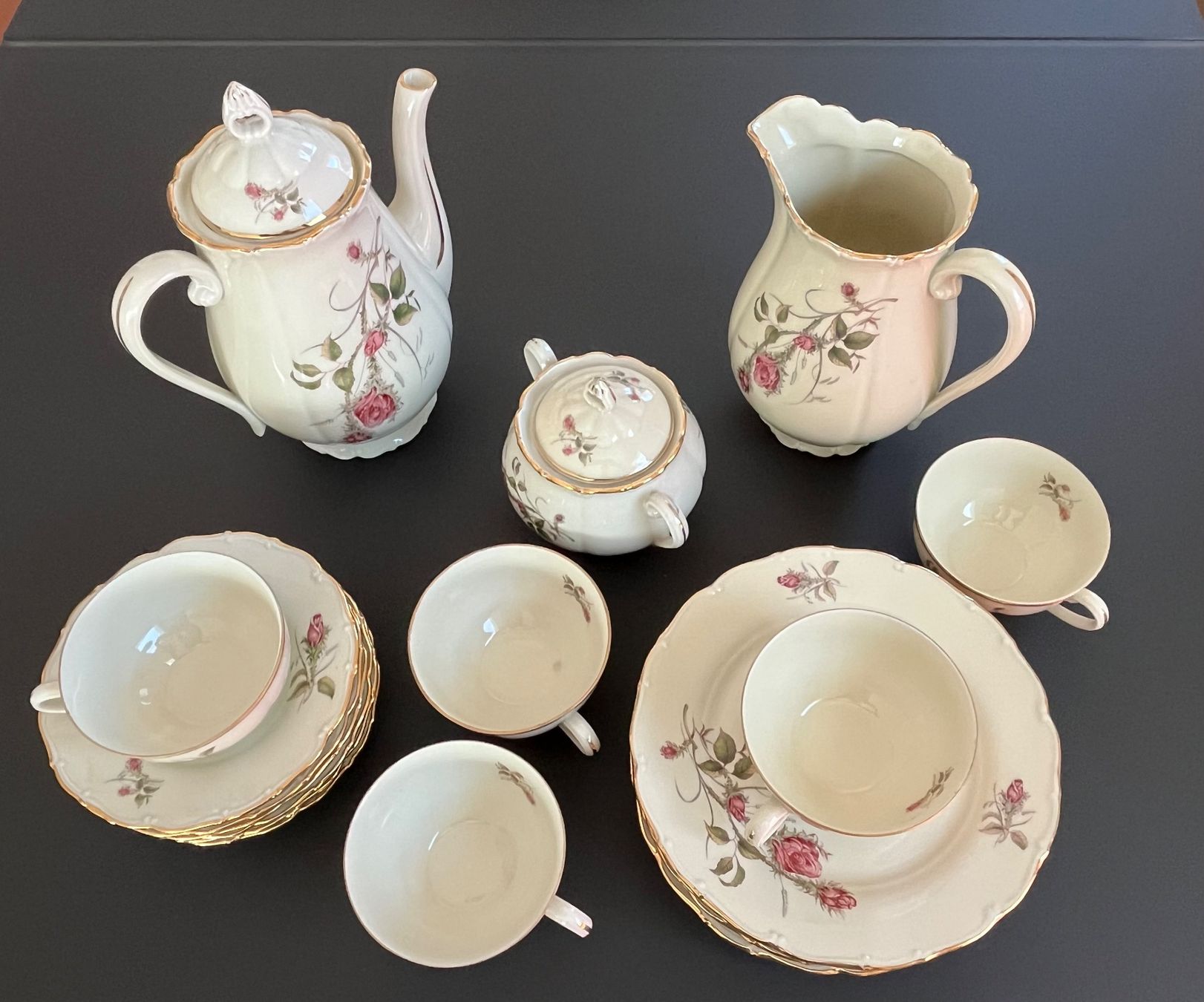 Set di piatti: Kaffeeservice aus Porzellan – Usato da Sugiez venduto da lili.ane