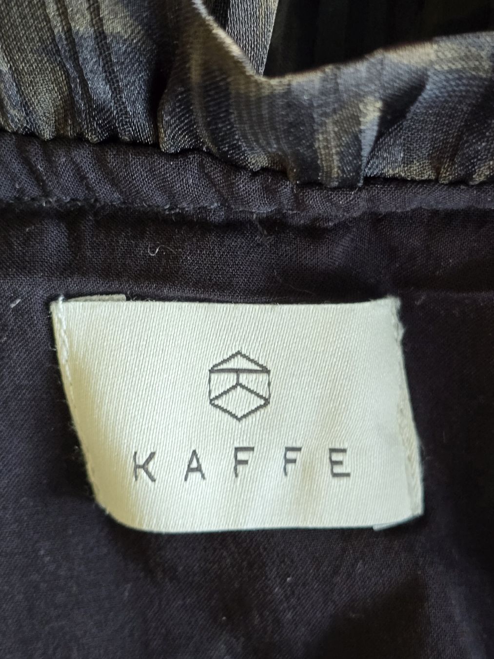 Kleider: KAFFE Damenkleid mit Spitze, schwarz, Grösse 42 – Gebraucht aus St. Gallen von charly92 6