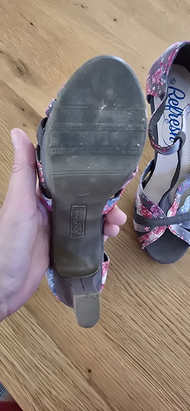 Scarpe da donna: Sandaletten Refresh mit Blumenmuster Grösse 37 gebraucht – Usato da Büsserach venduto da nic_wt7w 3