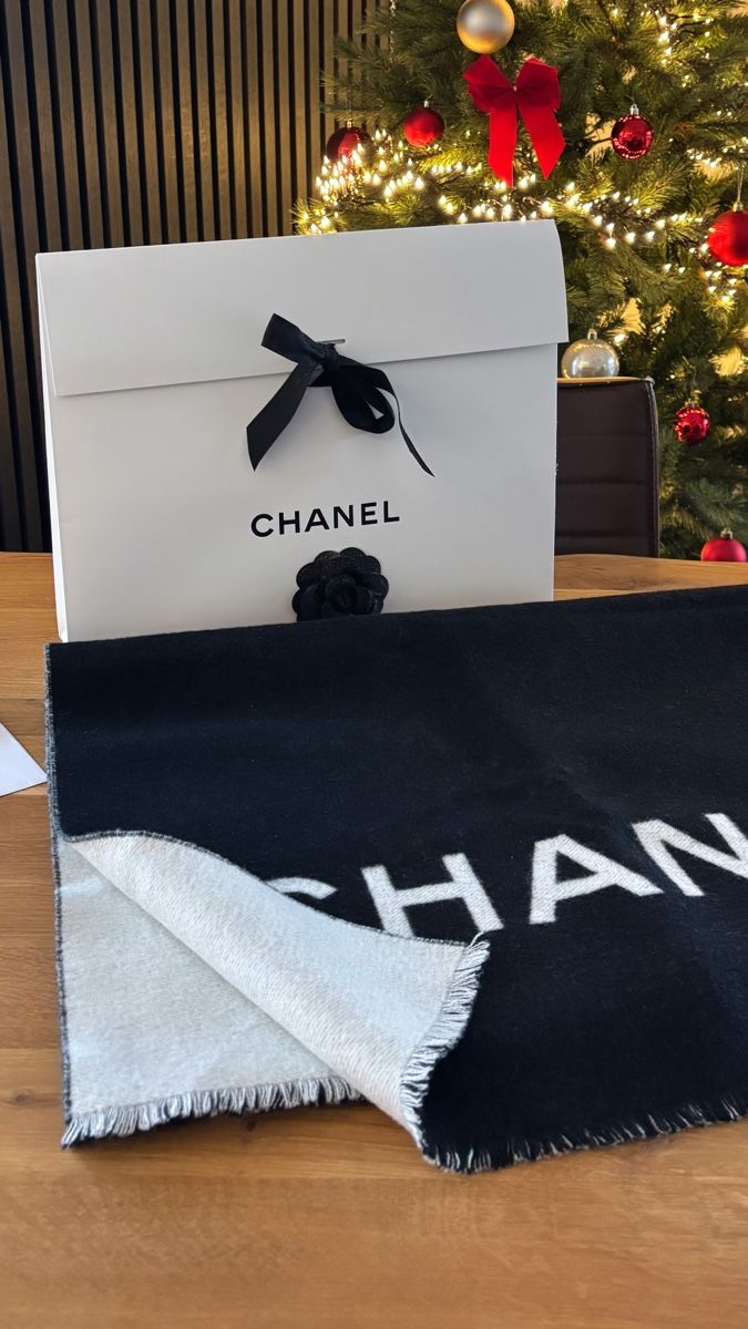 Chanel Foulards, Tücher & Schals: Chanel 100% Kaschmir Stola Schal, Fullset, Neuwertig – Neu (gemäss Beschreibung) aus Ramsen von Myclothesforu 1